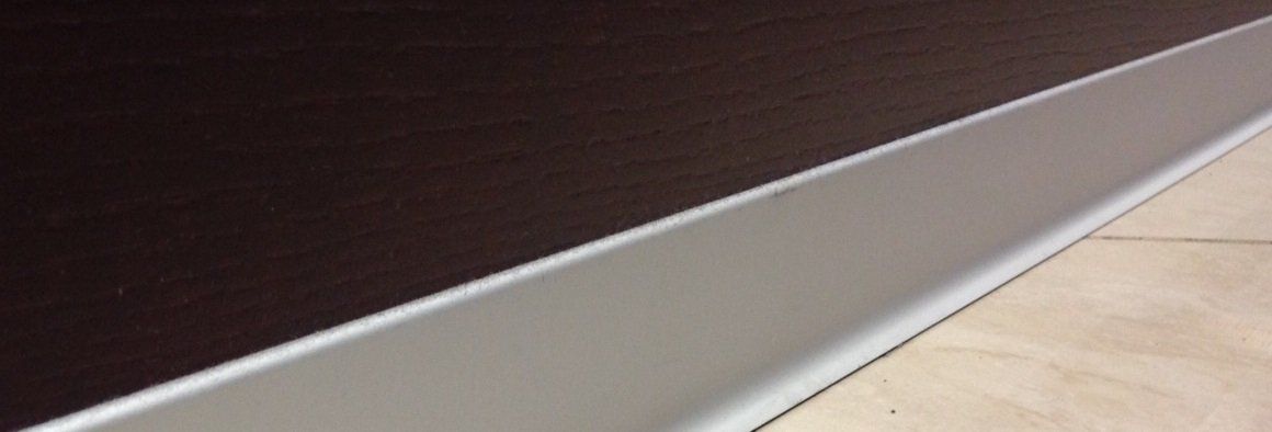 Плинтус алюминиевый L-образный анодированное серебро (3000*11*100 мм) — купить в Севастополе