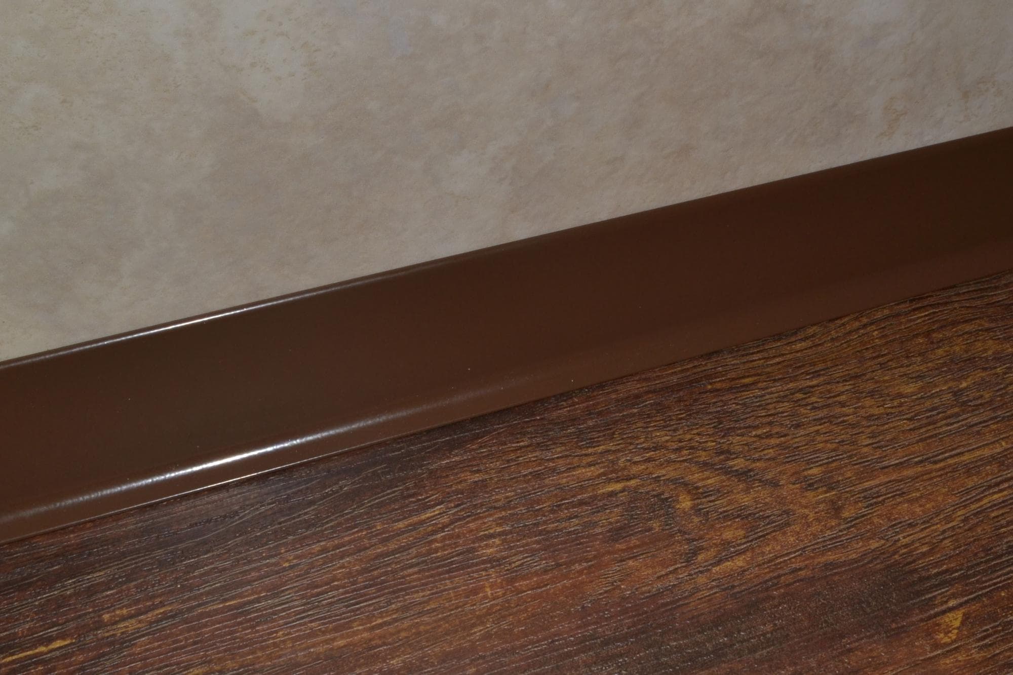 Плинтус алюминиевый L-образный шоколад (2500*11*60 мм) — купить в Севастополе